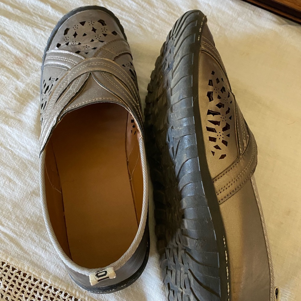 Flat shoes